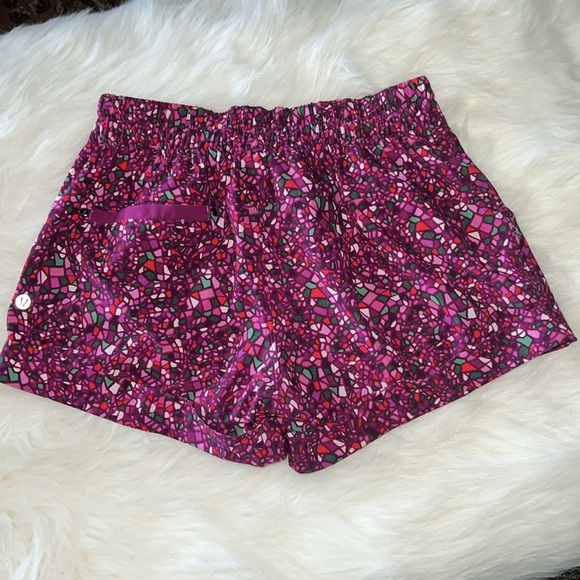 LULULEMON Purple Geometric PLAY ALL DAY Pleated Cuffed Walking Shorts Sz 6 - Picture 2 of 4